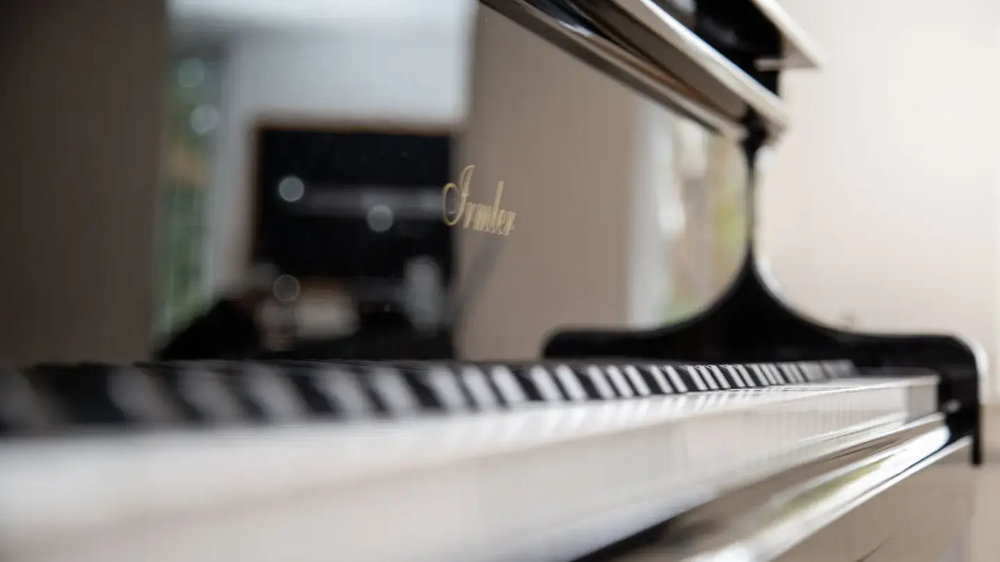 Still from the video: piano lessons at Music Campus Bielefeld